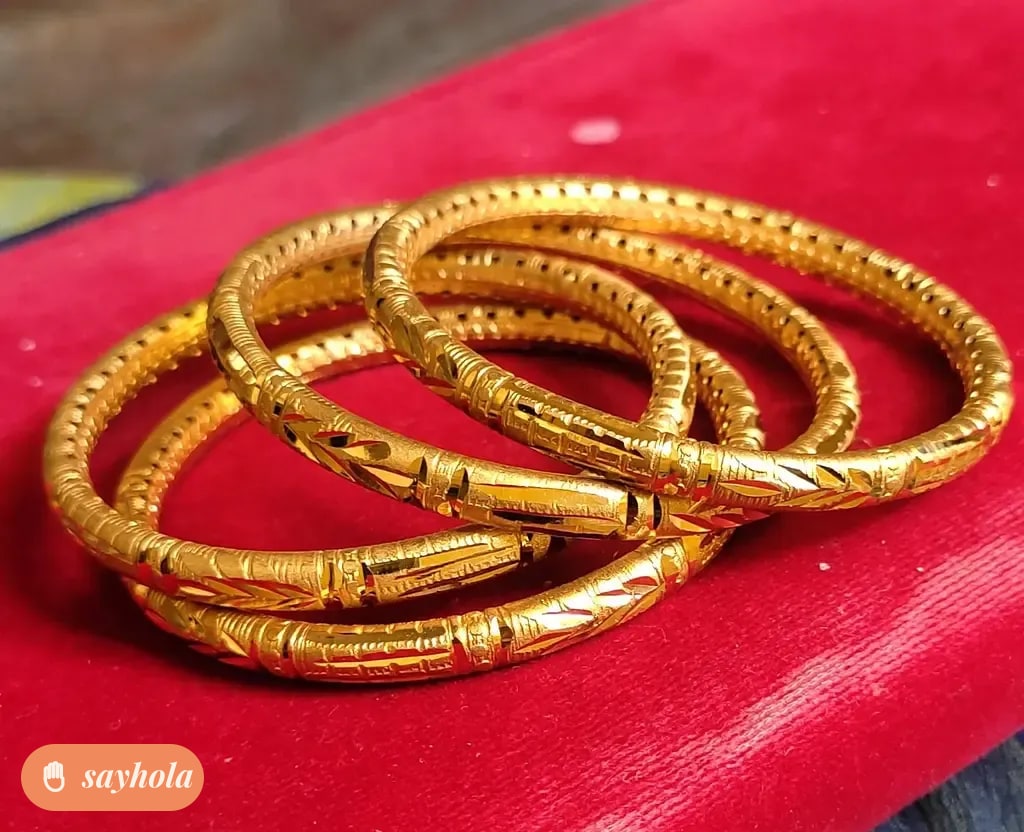 gold plated bangle set in varied sizes
